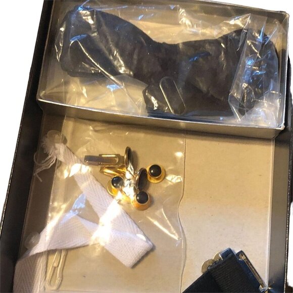 Jeremy Stevens Designer Collection Tuxedo Set Bow Tie, cufflinks and Cummerbund - Picture 3 of 8